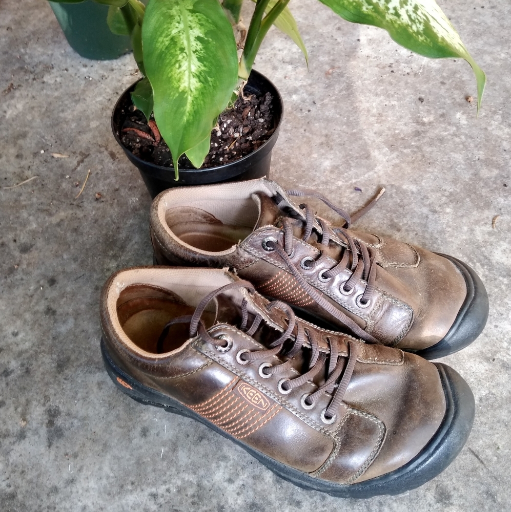 Keen men Austin size 8.5 urban shoe. Olive green w/ range stitching.